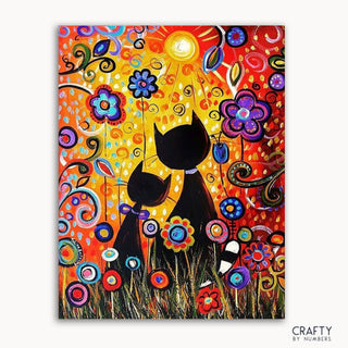 Un colorido lienzo que presenta dos gatos estilizados entre varios diseños florales coloridos, con un fondo predominantemente naranja y amarillo.