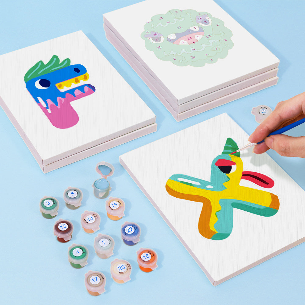 Projet artistique pour enfants avec des dessins de monstres colorés sur de petites toiles et des pots de peinture.