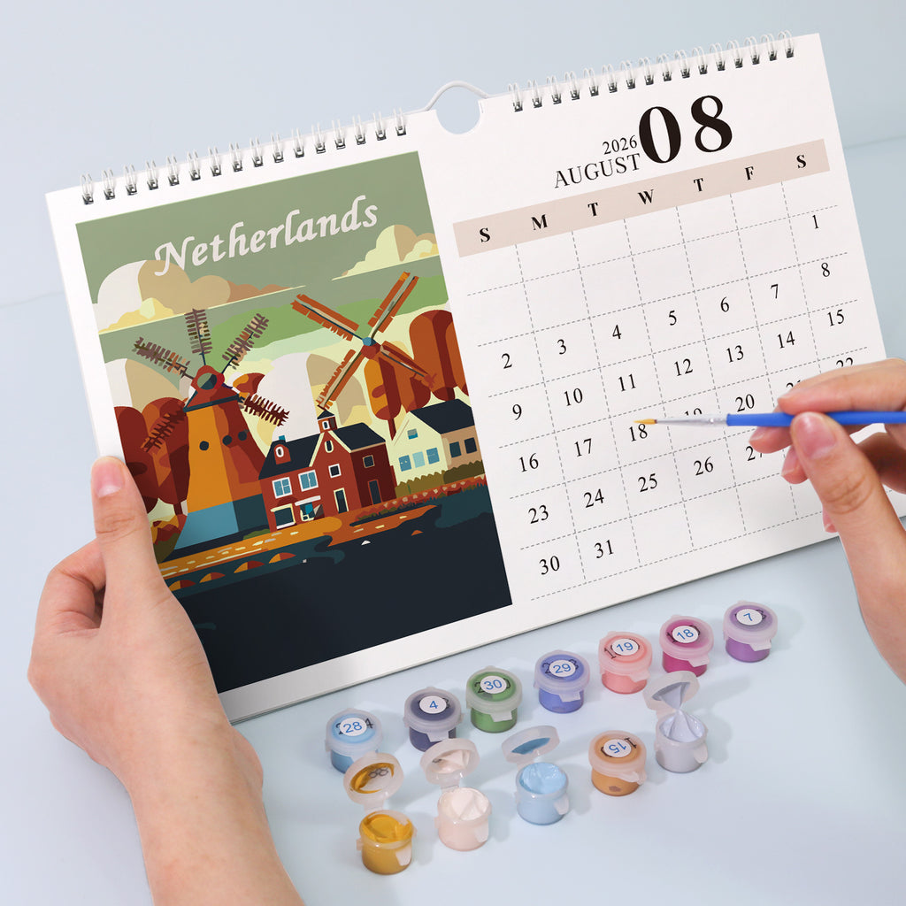 Kalender mit niederländischem Design, von Händen gehalten, umgeben von kleinen Behältern auf hellgrauem Hintergrund