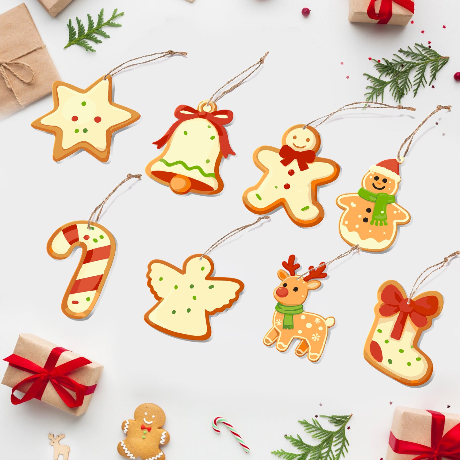 Biscuits de Noël décoratifs en forme de divers articles de vacances sur fond blanc avec des coffrets cadeaux et des arbres.