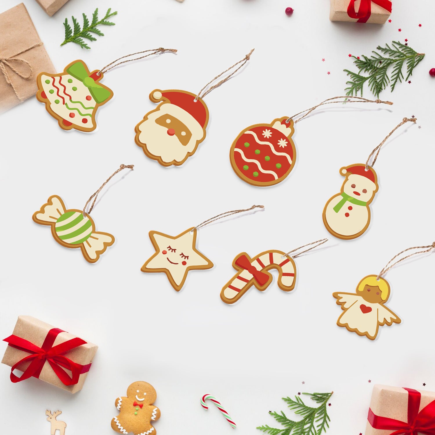 Adornos de galletas con temática navideña sobre un fondo blanco con pequeñas cajas de regalo y árboles.
