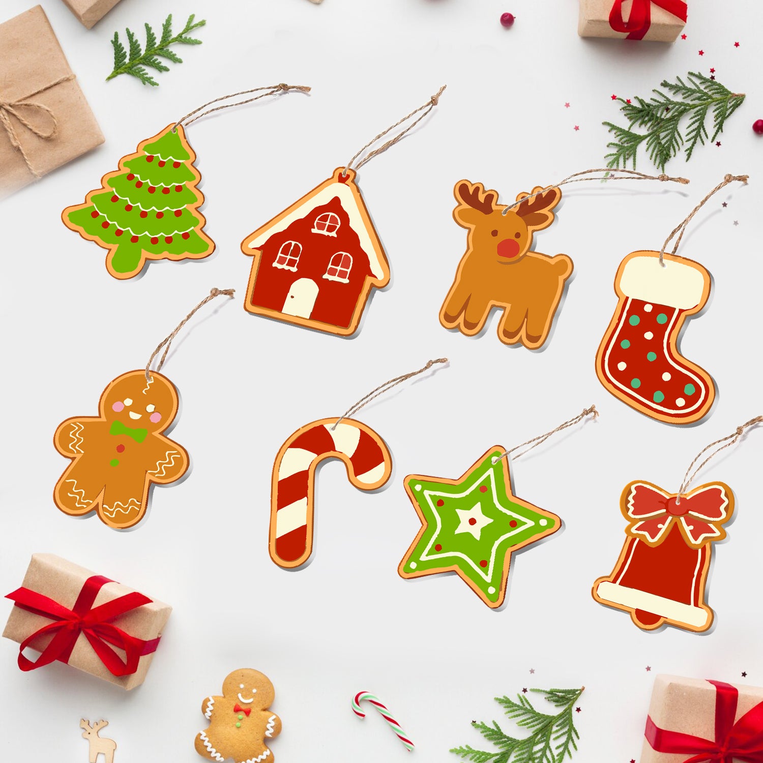 Sammlung weihnachtlicher Lebkuchenplätzchen auf weißem Hintergrund mit kleinen Geschenken und Dekorationen.