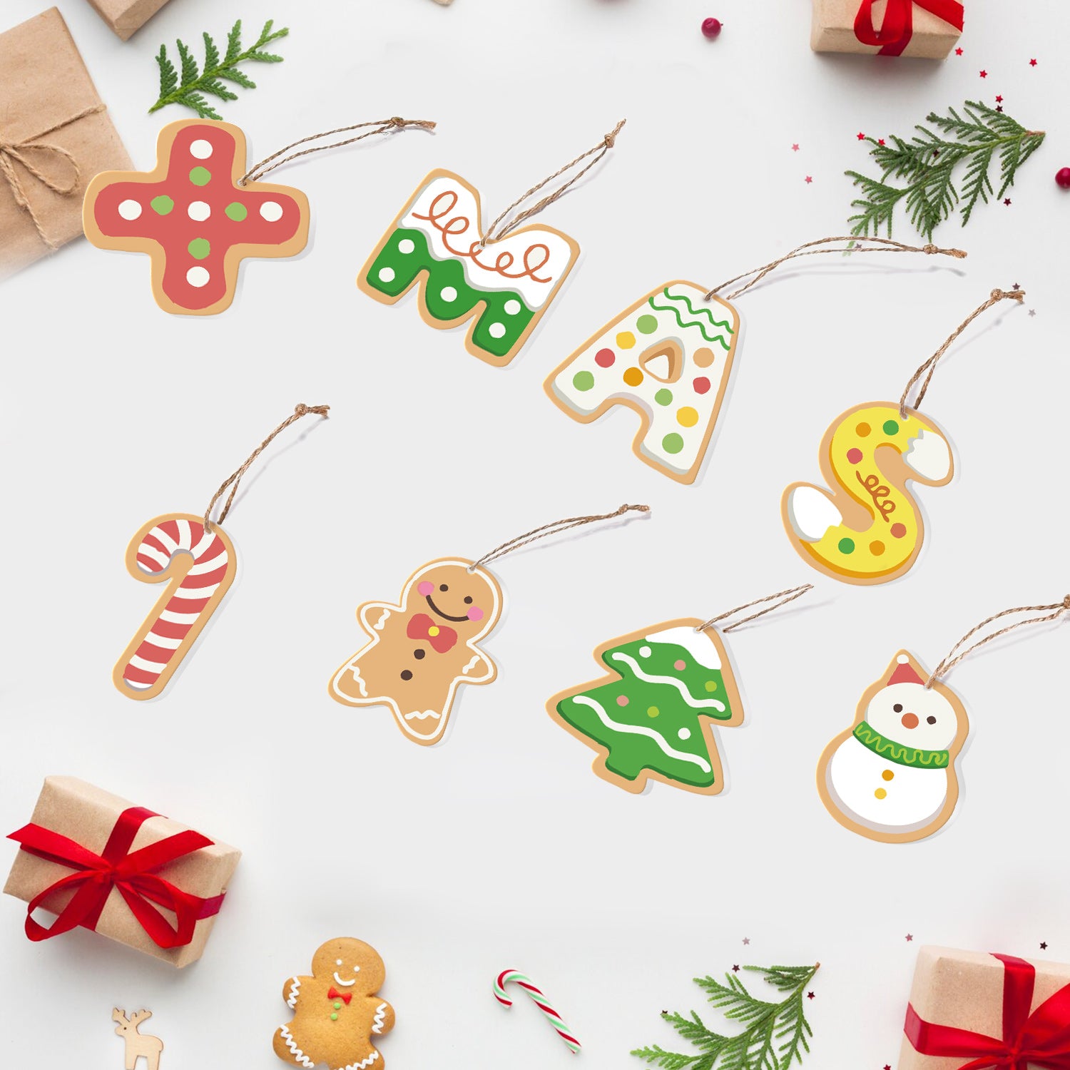 Coloridos adornos de galletas con temática navideña sobre un fondo blanco con cajas de regalo y adornos.