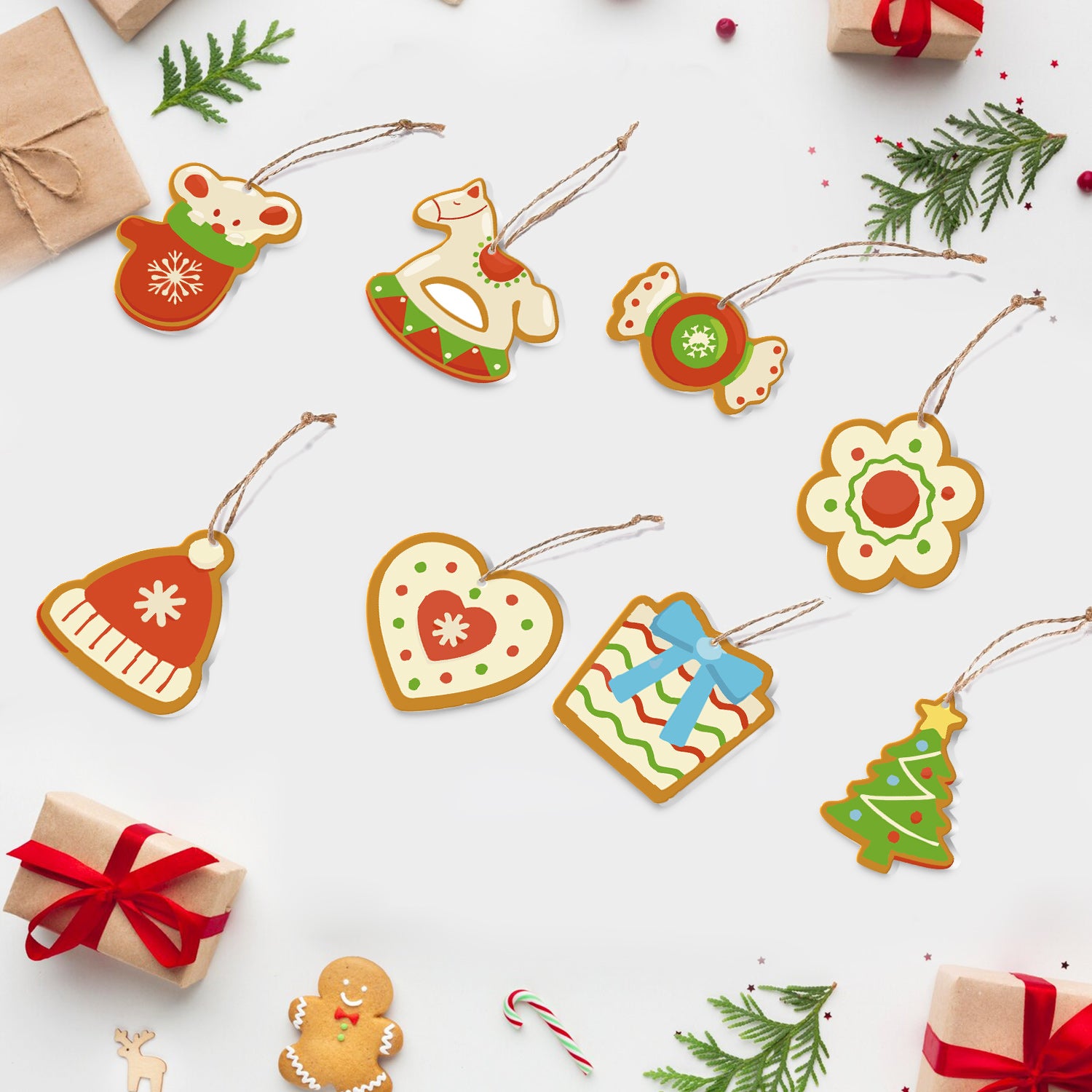 Bunte weihnachtliche Plätzchenausschnitte auf weißem Hintergrund mit kleinen Geschenken und Dekorationen.