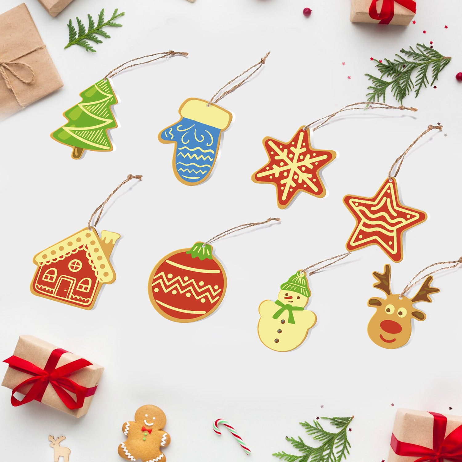 Bunte Weihnachtsornamente auf weißem Hintergrund mit Geschenkboxen und Zuckerstangen.