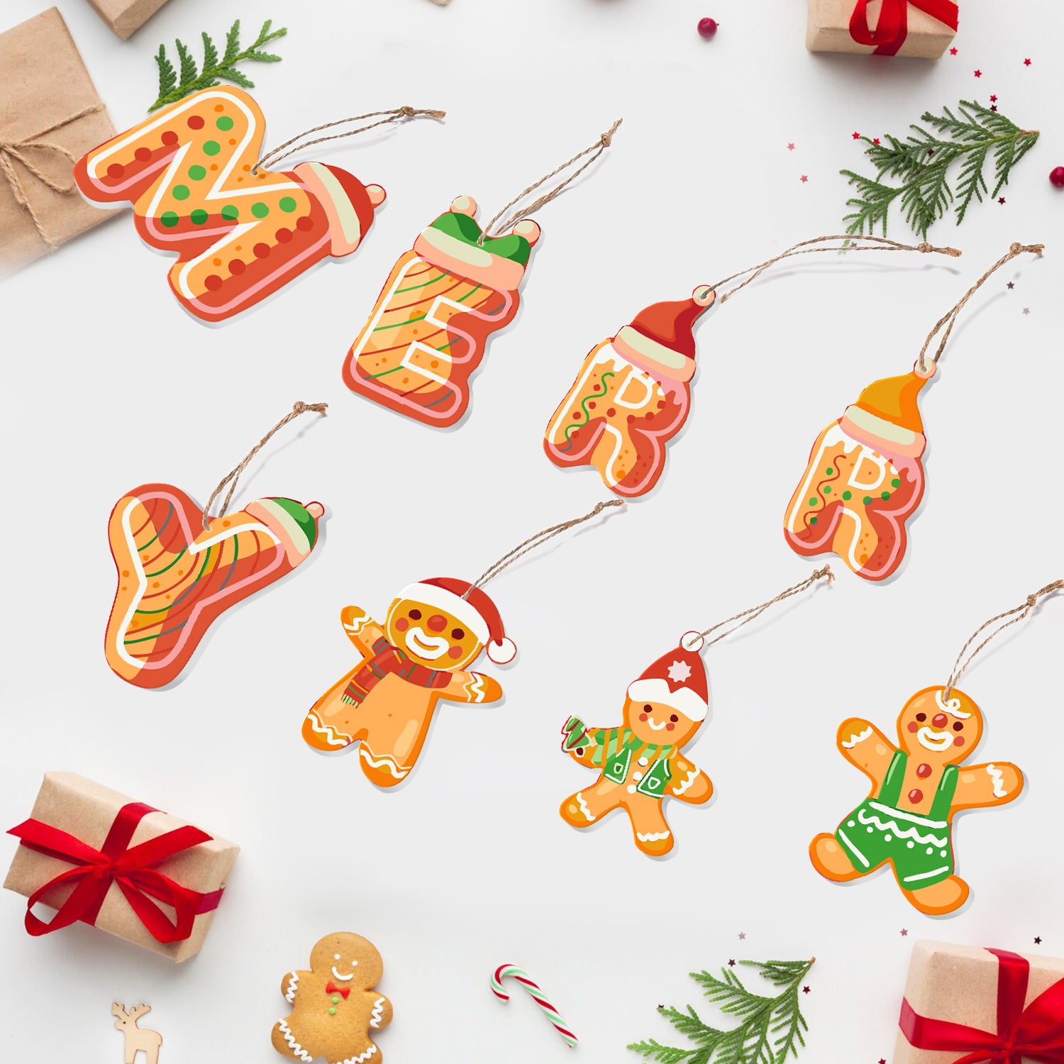 Adornos navideños decorativos con forma de hombres de jengibre y galletas sobre un fondo blanco con cajas de regalo y bastones de caramelo.