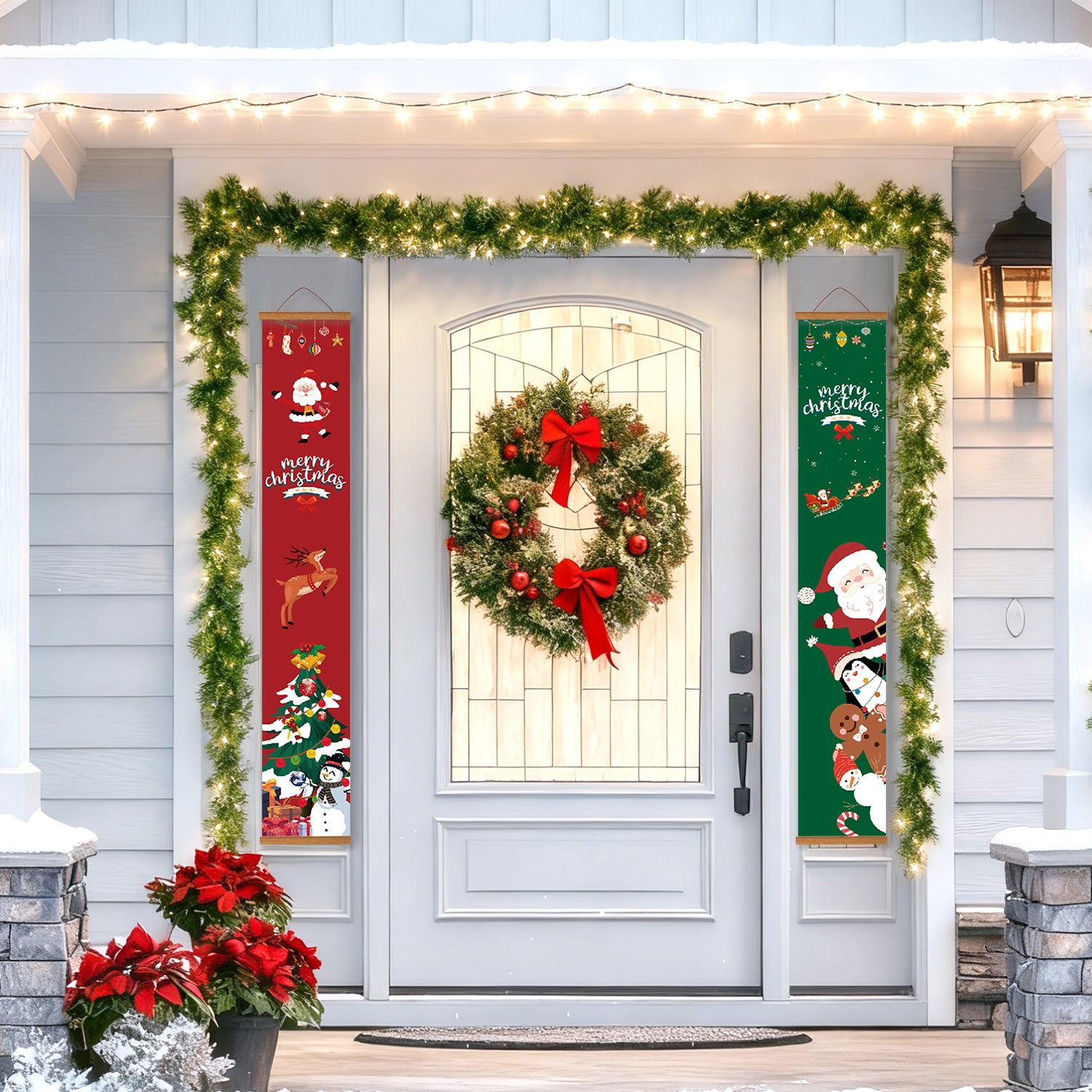Dekorative Weihnachtstür mit Kranz, Girlande und Bannern an der Außenseite eines Hauses.