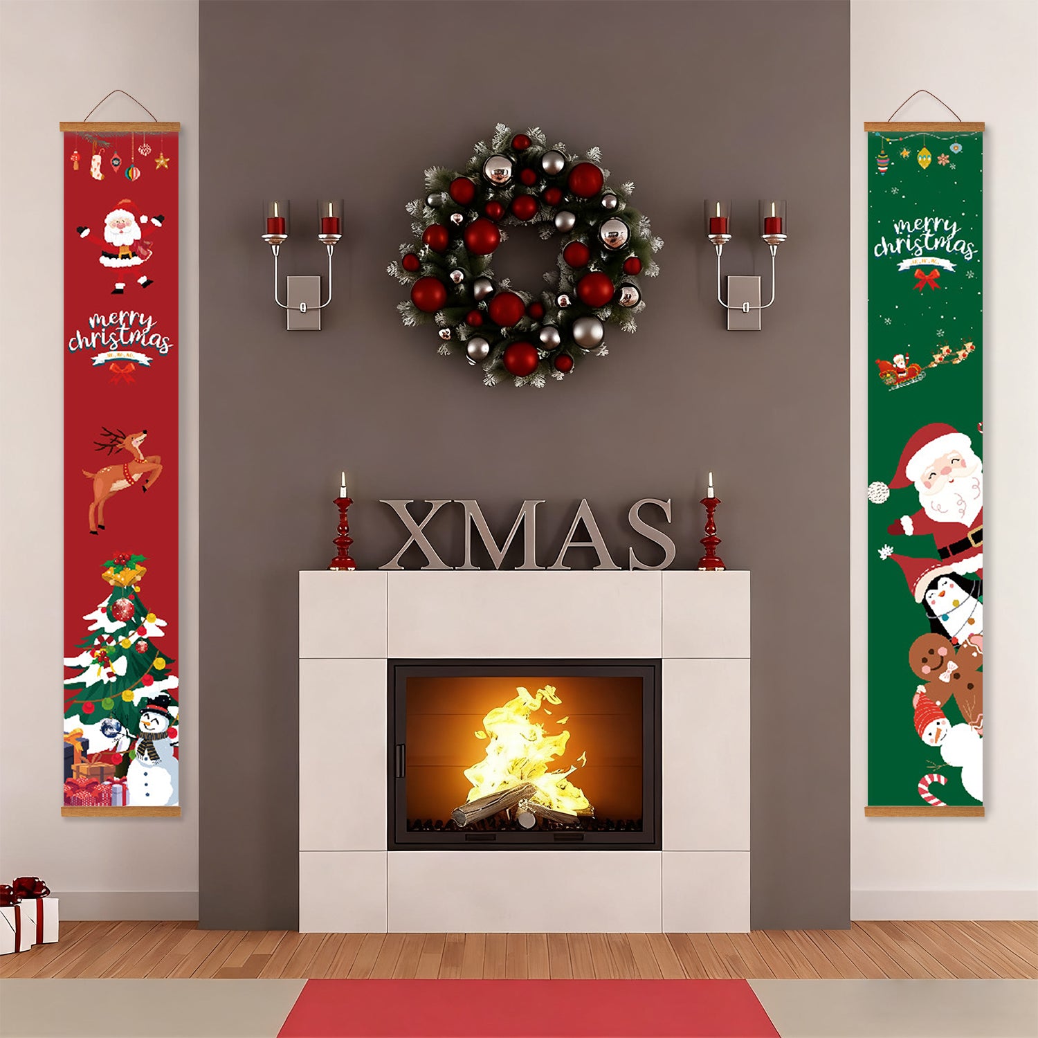 Dekorative Weihnachtsszene mit Kamin, Kranz und festlichen Wandbehängen.