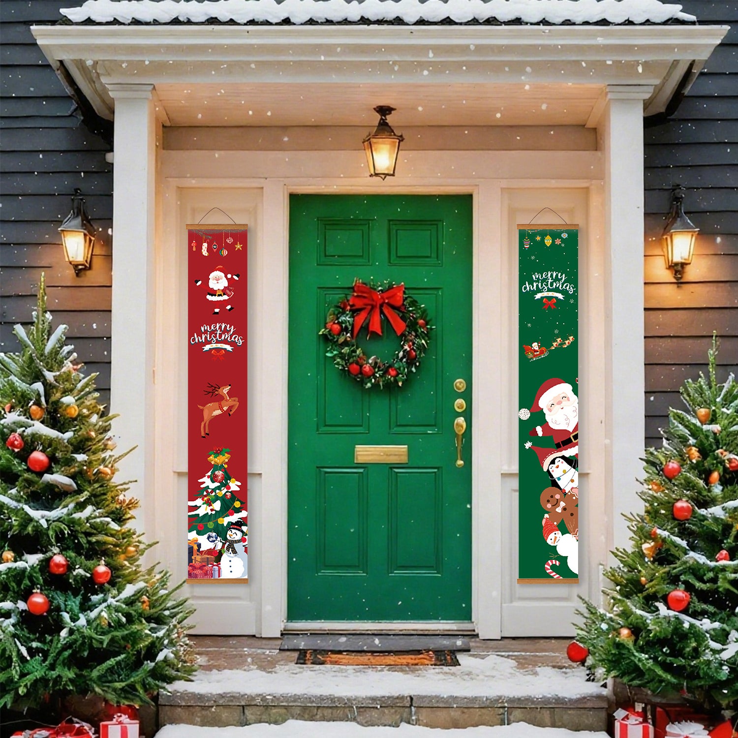Dekorative Weihnachtstür mit Kranz, Bannern und Bäumen an einem verschneiten Tag.
