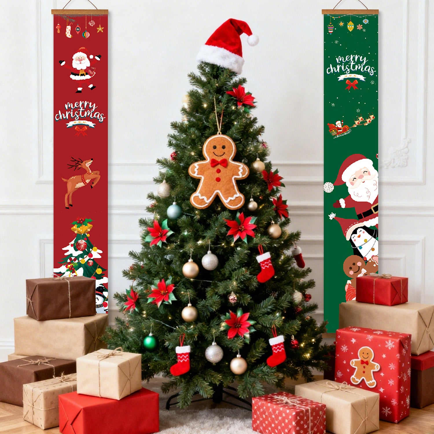 Geschmückter Weihnachtsbaum mit Ornamenten und Geschenken, flankiert von festlichen Wandbehängen.
