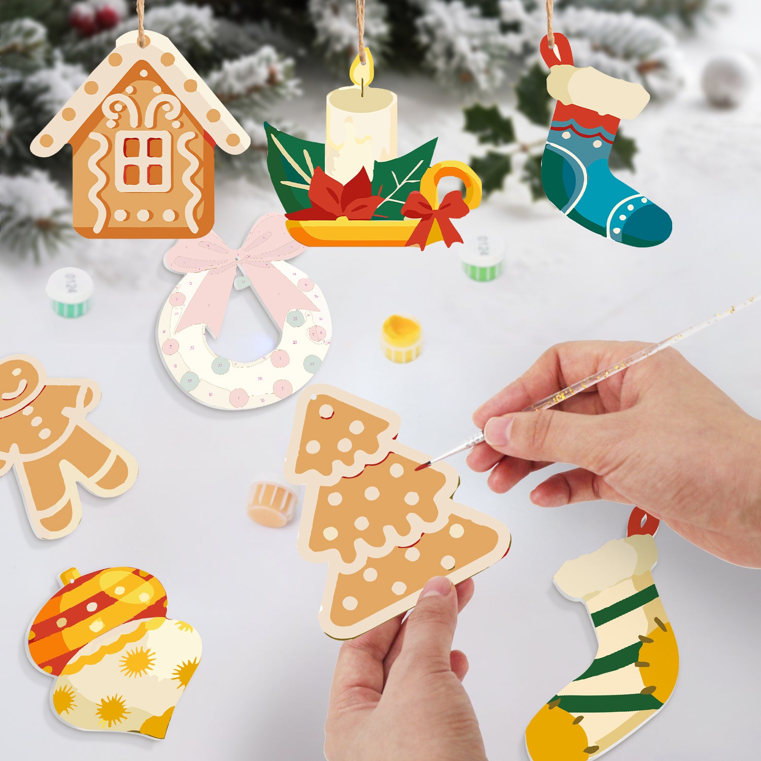 Handgefertigte Weihnachtsornamente werden auf einem verschneiten Hintergrund dekoriert