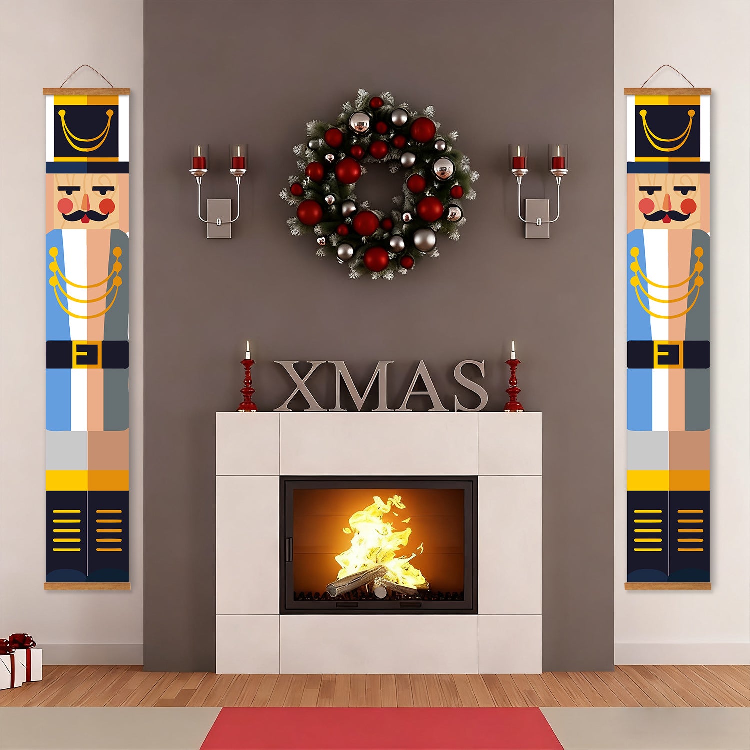 Dekorative Weihnachtsszene mit Nussknackern, Kranz und „XMAS“-Buchstaben vor einem Kamin.