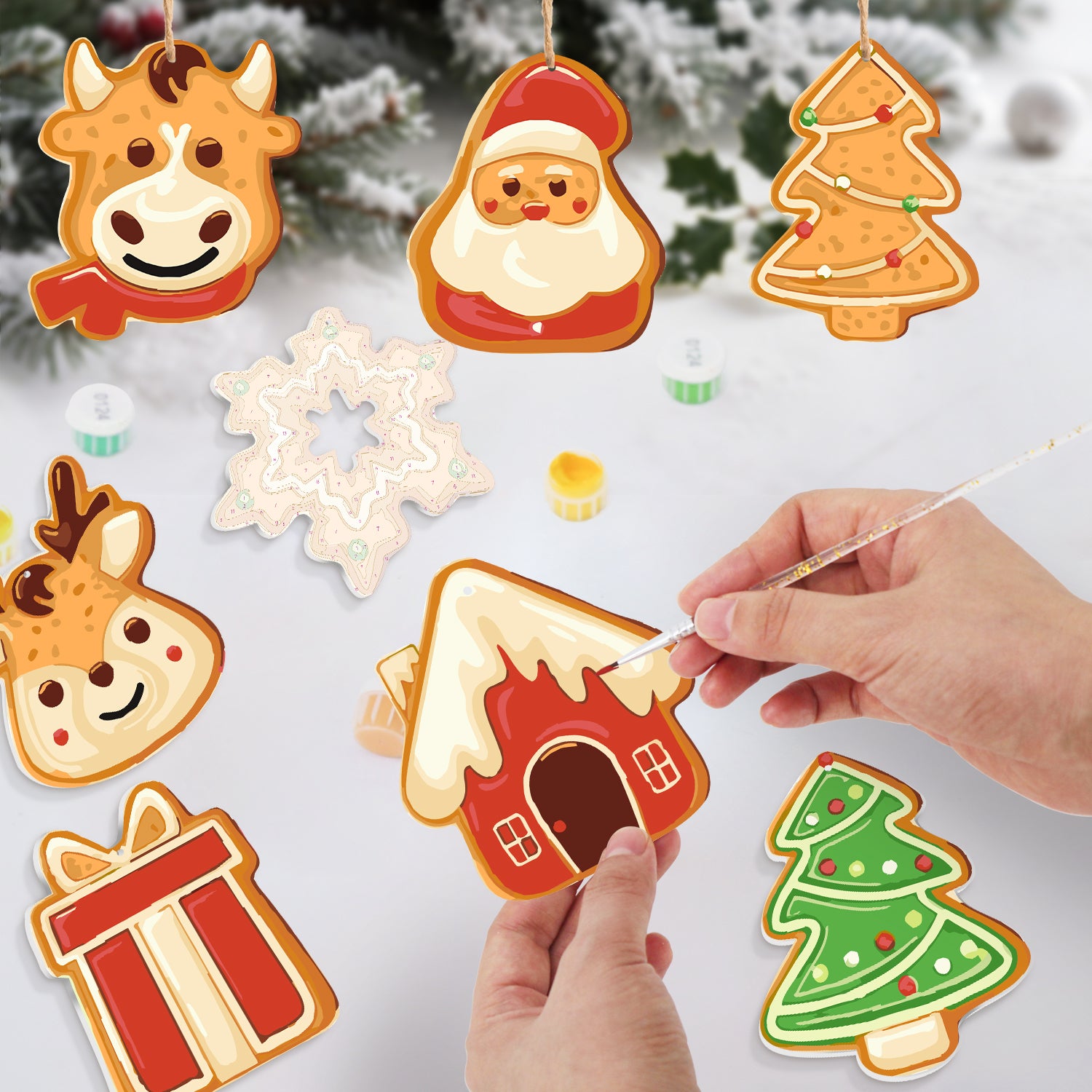 Dekorative Weihnachtsplätzchenornamente in Form einer Kuh, eines Weihnachtsmanns, eines Baums, eines Hirsches, eines Hauses und eines Geschenks auf einem verschneiten Hintergrund.