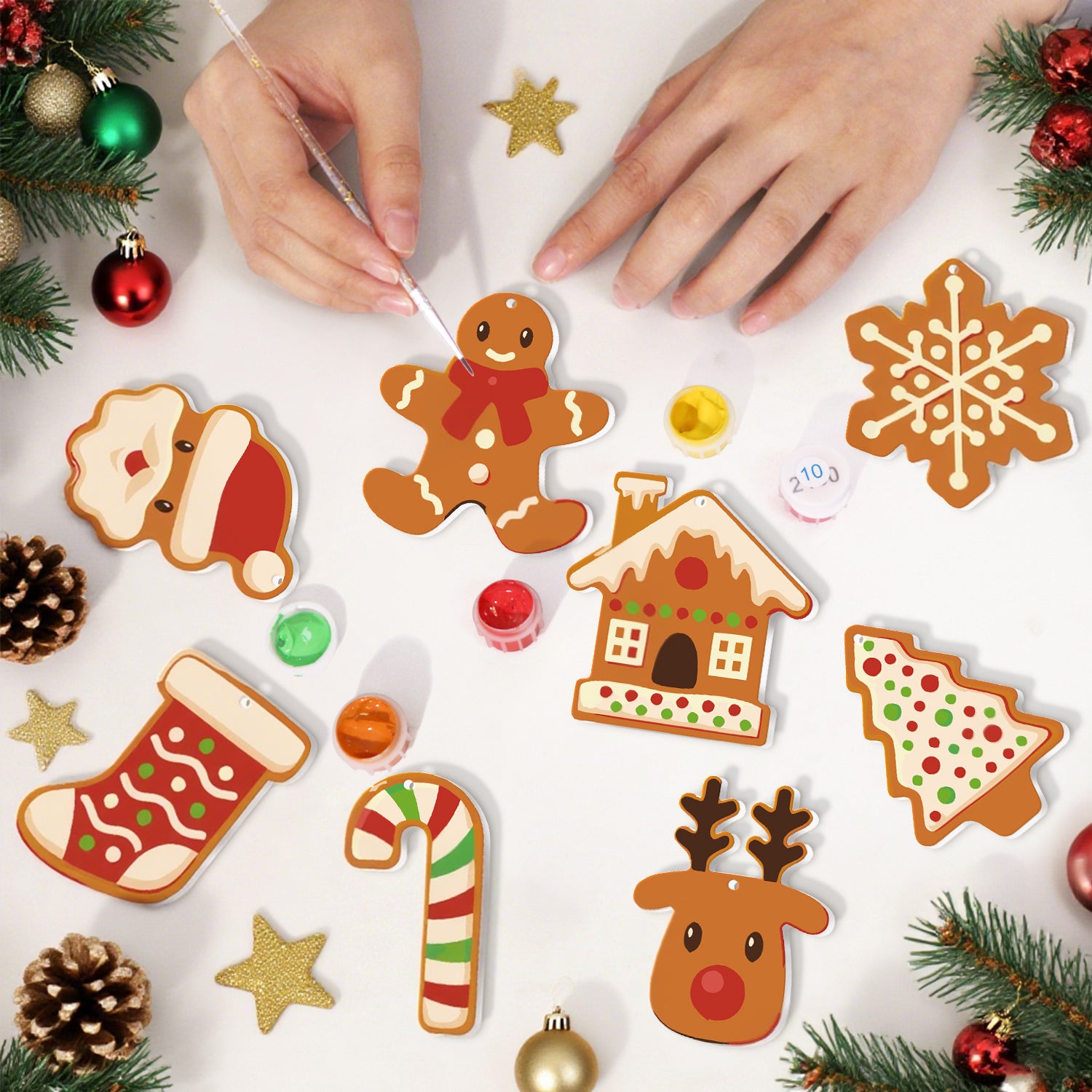 Biscuits de Noël décoratifs avec bonhomme en pain d'épice, maison, bas, canne en bonbon et renne sur une surface blanche.
