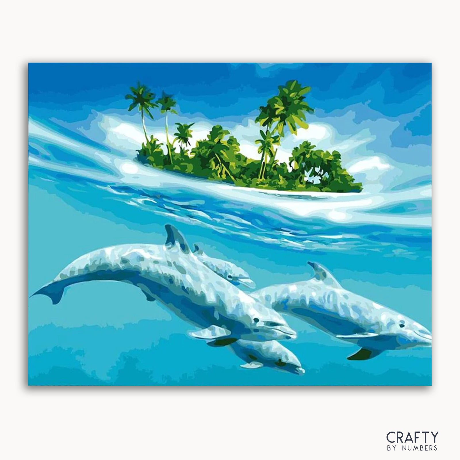Ein gerahmtes Leinwandgemälde, das Delfine im blauen Wasser mit einer tropischen Insel im Hintergrund, darunter Palmen und klarem Himmel, zeigt.