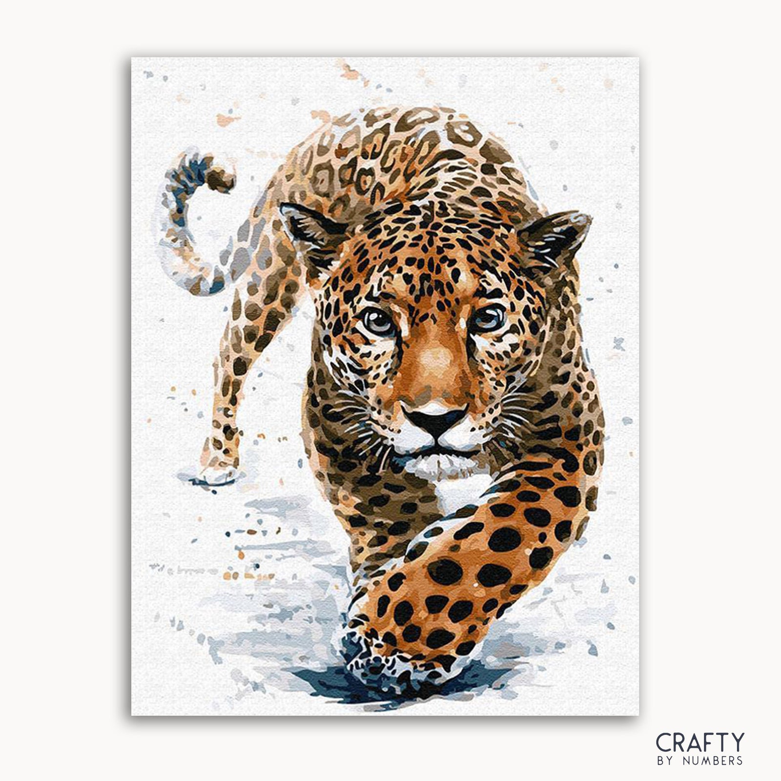 Une peinture colorée d’un léopard de chasse sur fond blanc.