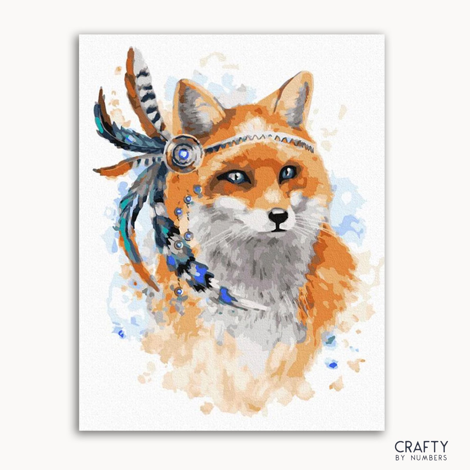 Ein gerahmter Leinwand-Kunstdruck eines Fuchses mit Traumfänger-Design in einer Mischung aus Orange, Blau und Weiß.