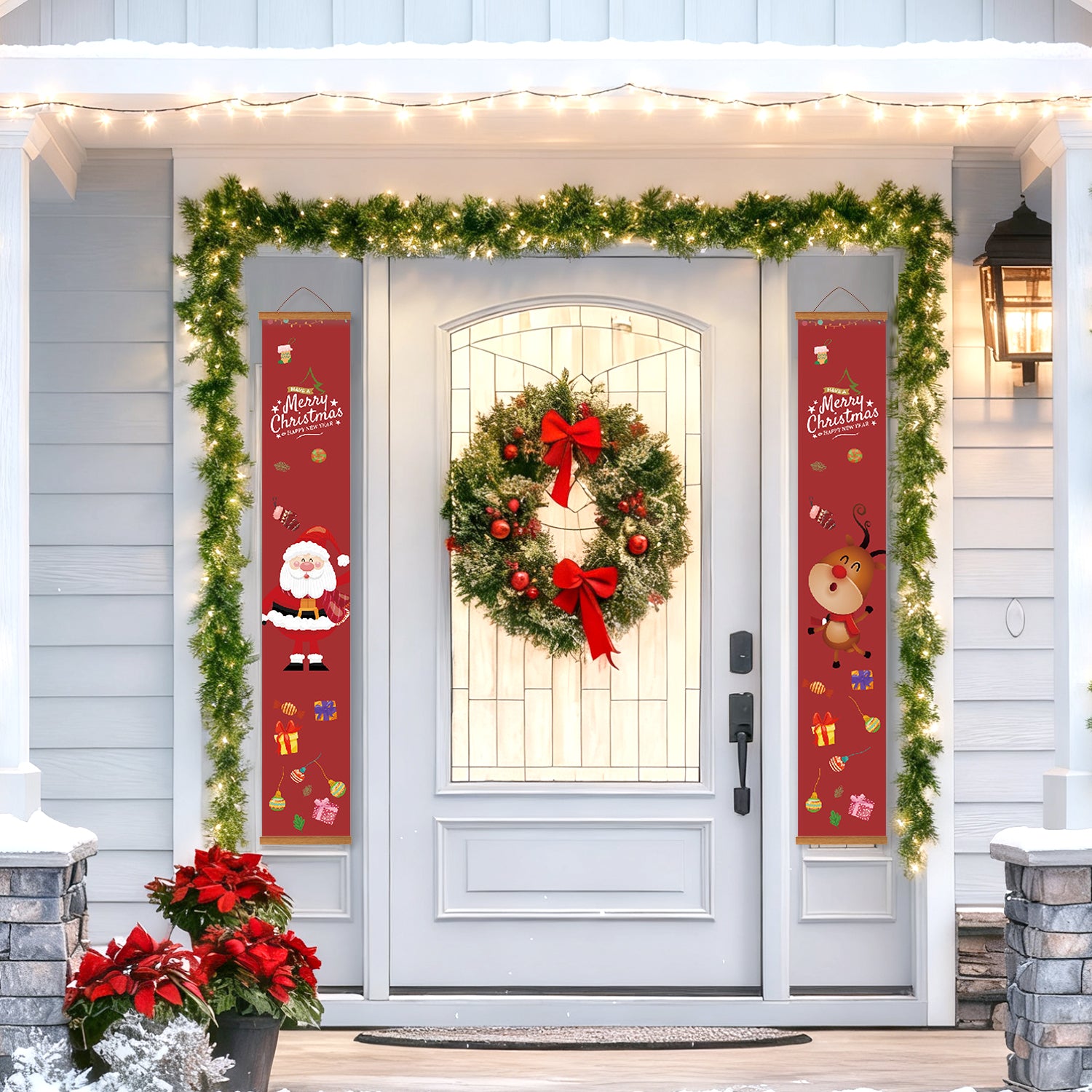 Corona navideña decorativa con lazos rojos sobre una puerta blanca enmarcada por guirnaldas verdes y pancartas festivas.