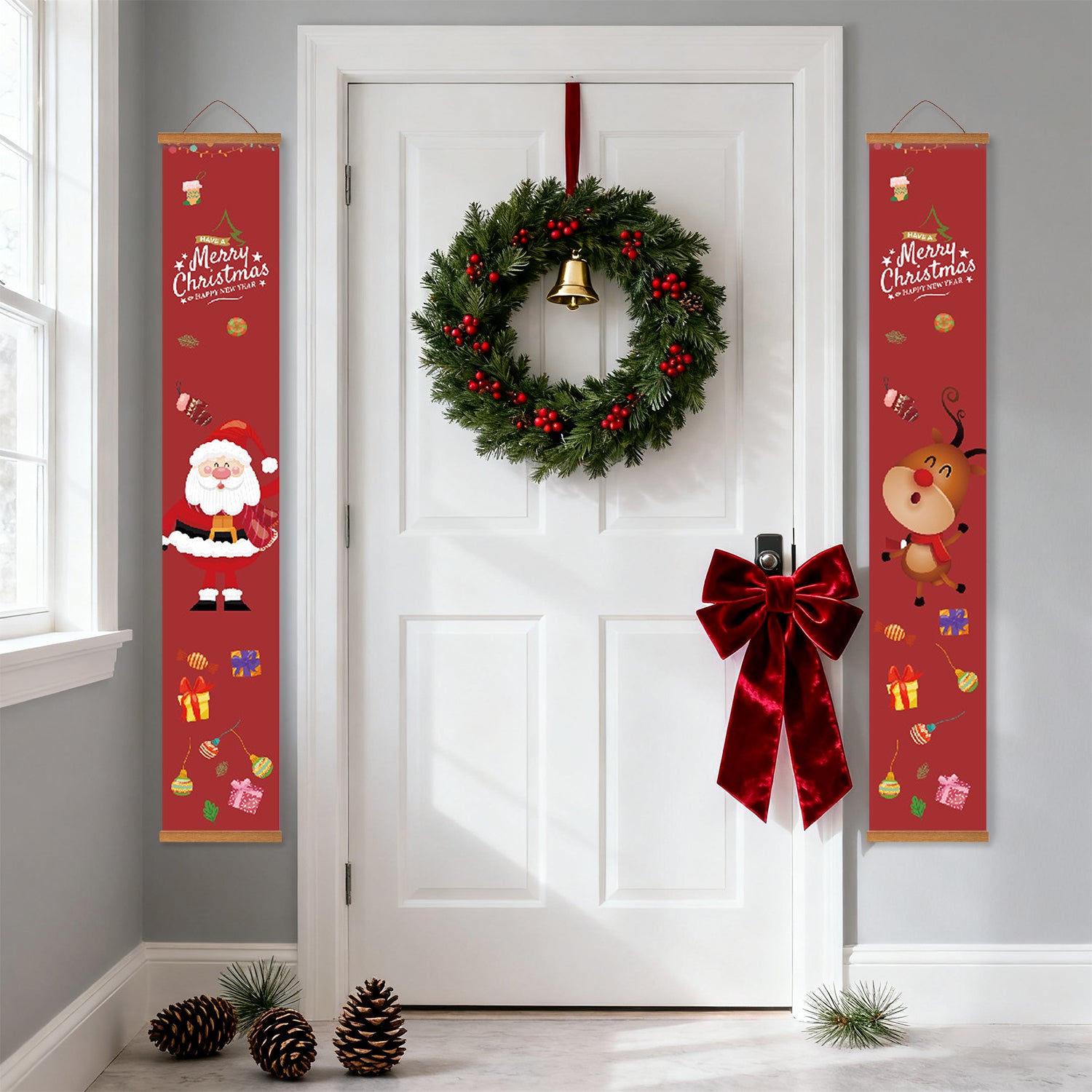 Corona navideña decorativa con lazo rojo sobre una puerta blanca, flanqueada por pancartas verticales festivas.