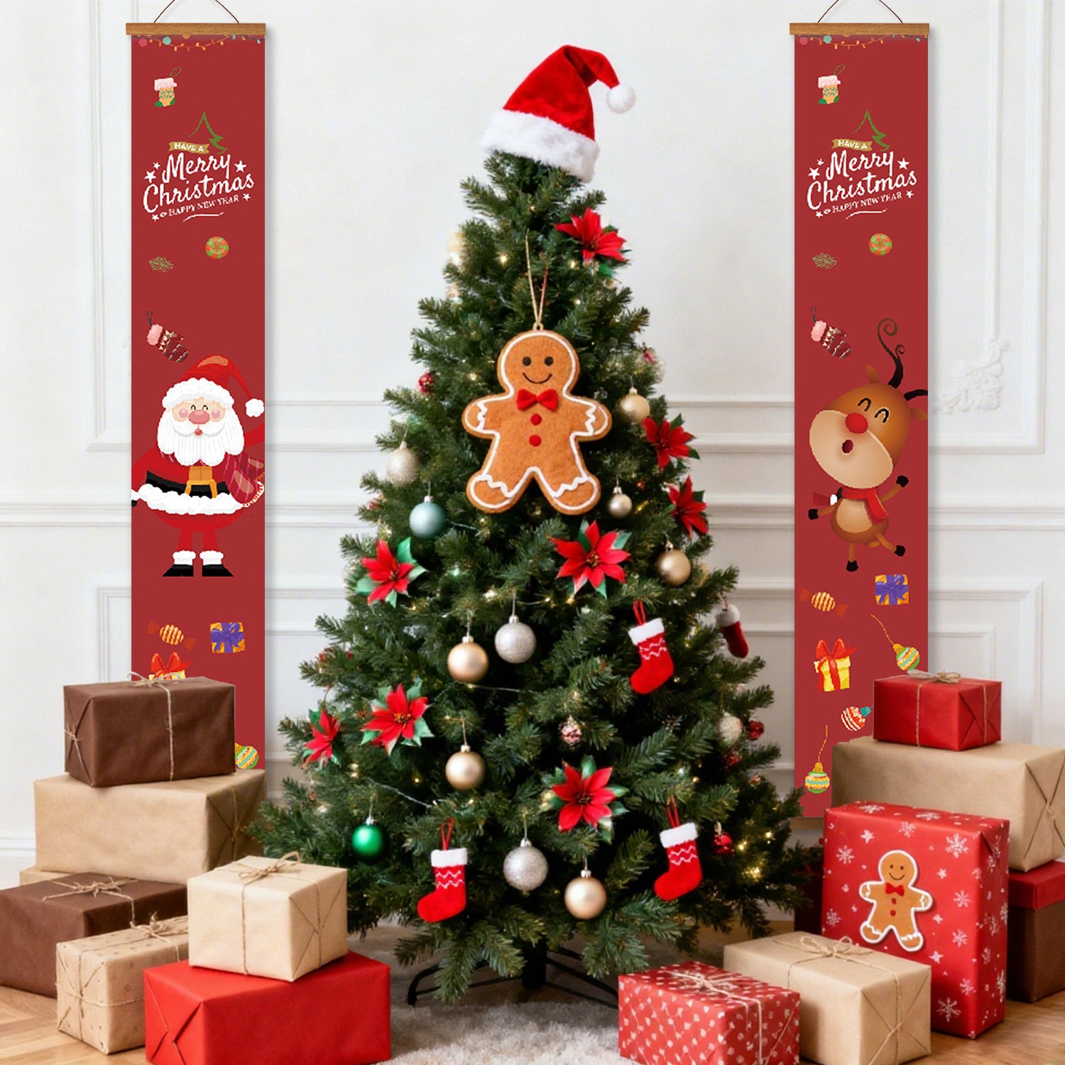Árbol de Navidad decorado con adornos y regalos contra una pared blanca con pancartas de temática navideña.