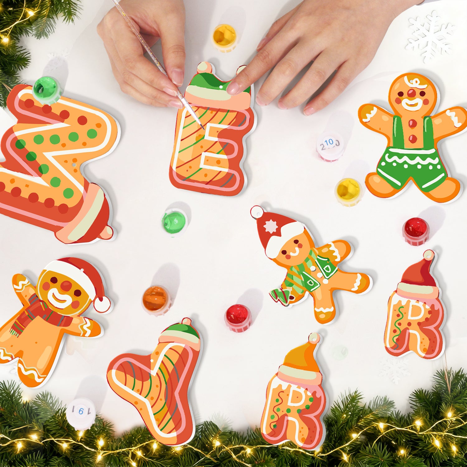 Adornos navideños decorativos con forma de letras y hombres de jengibre sobre una superficie blanca con adornos festivos.