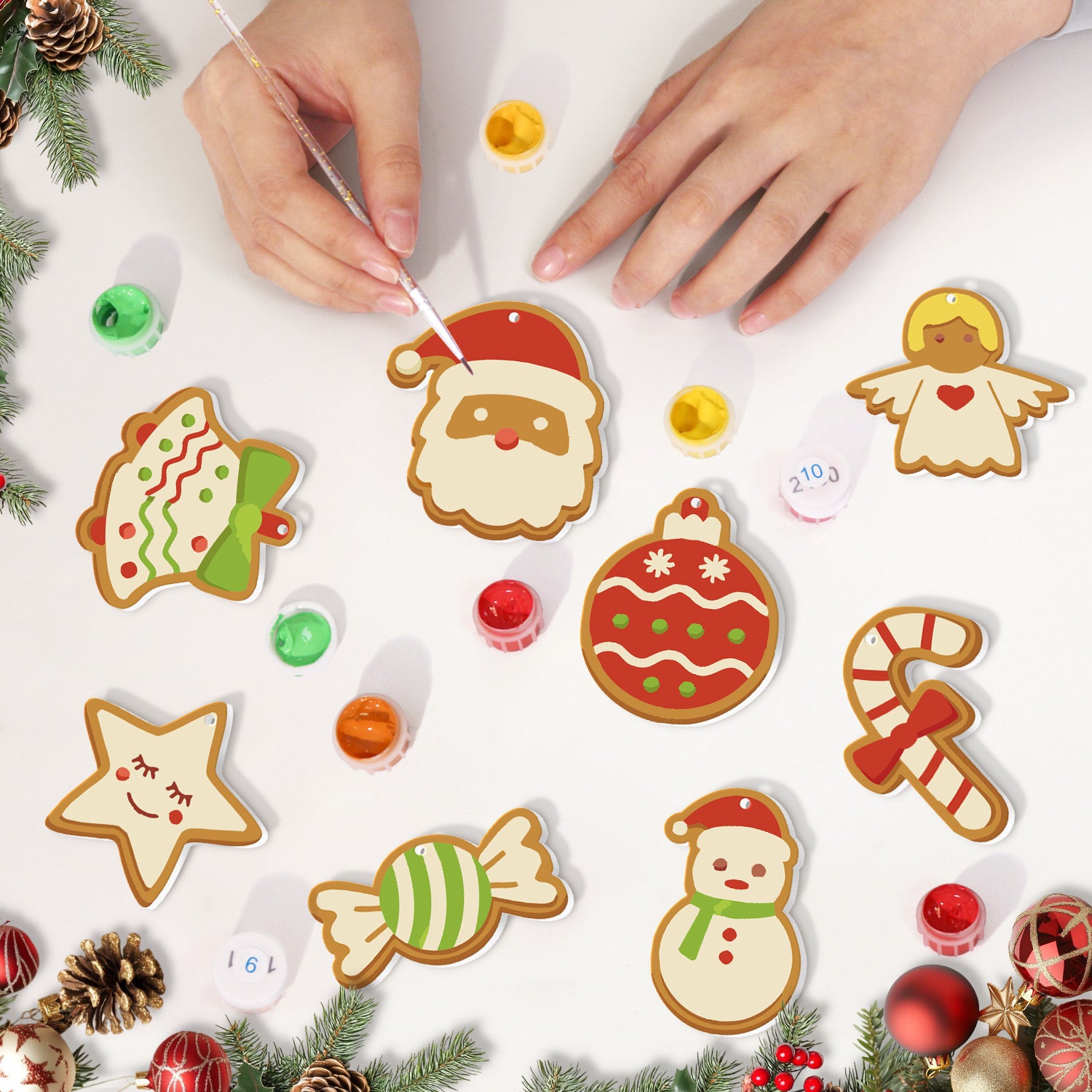 Adornos navideños decorativos pintados sobre una superficie blanca con adornos festivos alrededor.