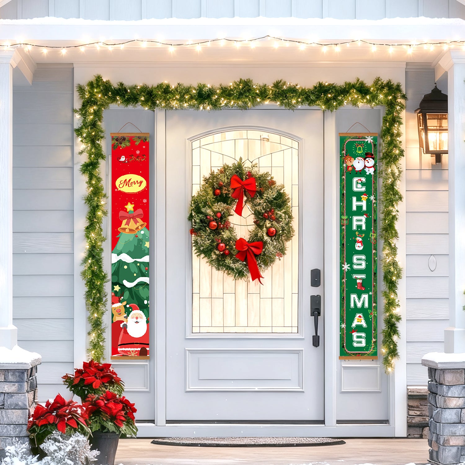Dekorative Weihnachtstür mit Kranz, Girlande und festlichen Schildern an der Außenseite eines Hauses.