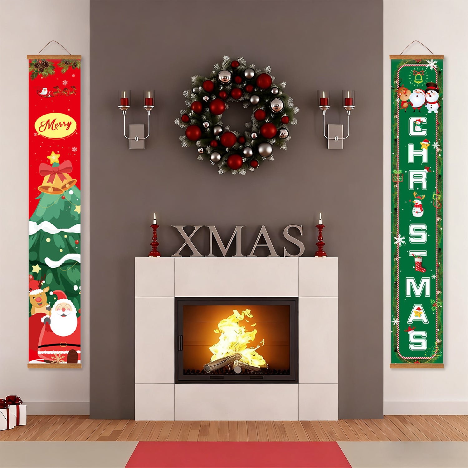 Geschmücktes Wohnzimmer mit Weihnachtsdekorationen, darunter ein Kranz und festliche Schilder, vor einem Kamin.