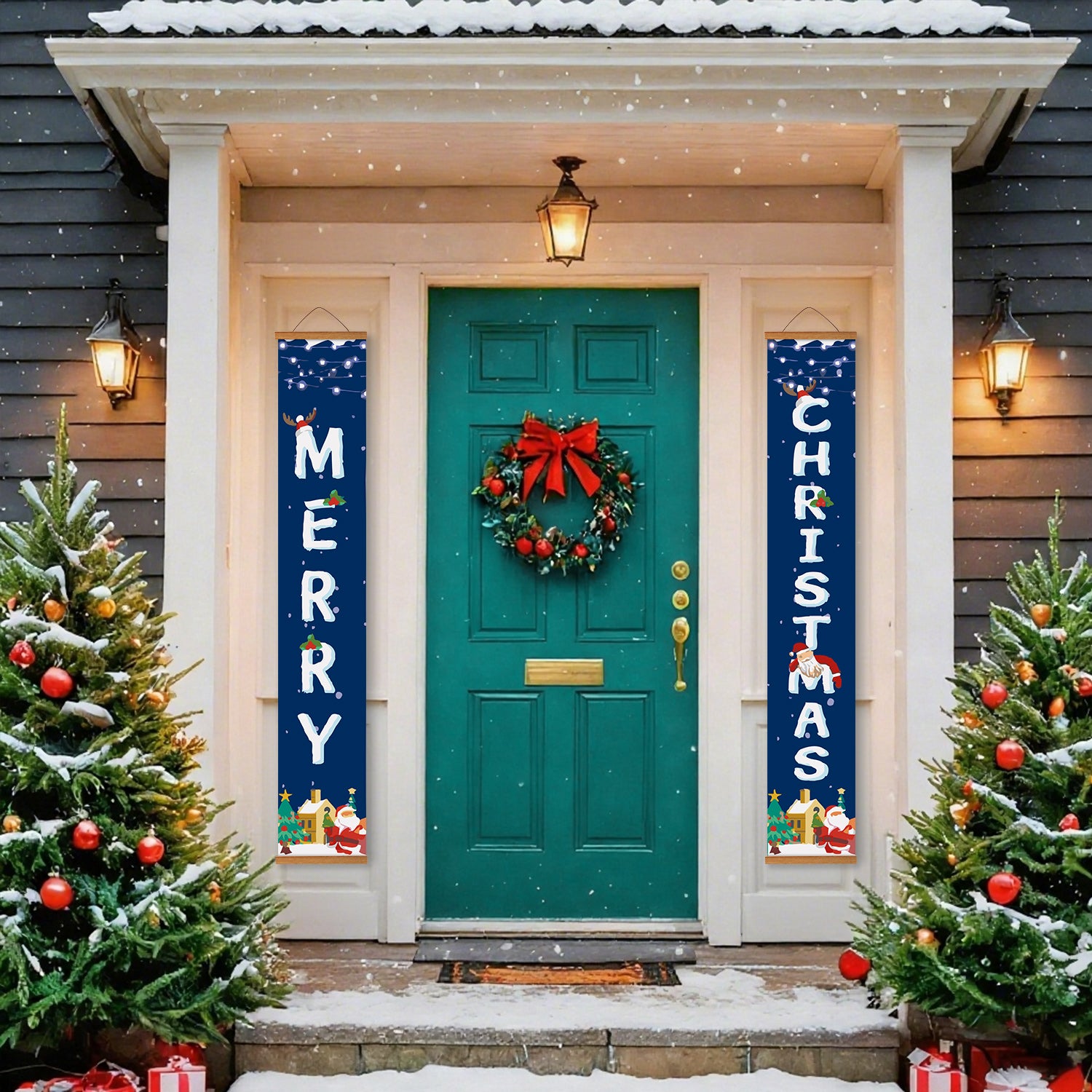 Porte d'entrée d'une maison décorée pour Noël avec une couronne, des bannières et des arbres.