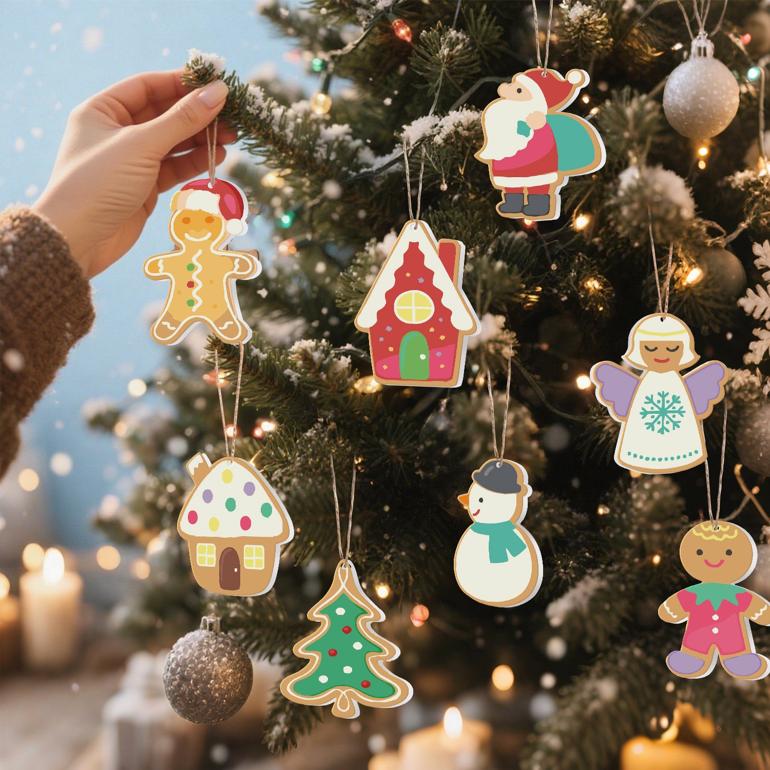 Adornos navideños decorativos en un árbol con un fondo borroso