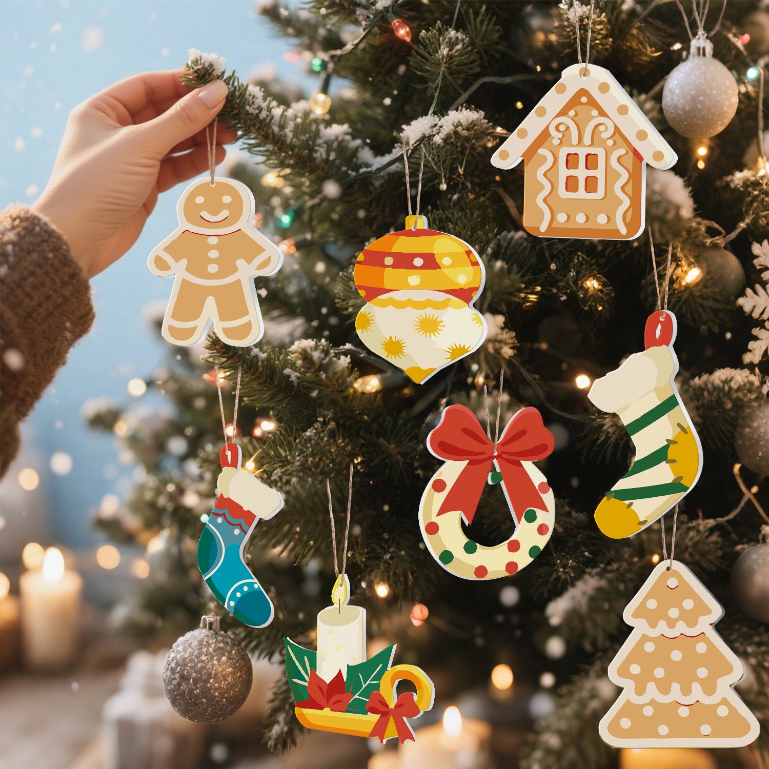 Hand hält einen Lebkuchenmann als Ornament mit einem geschmückten Weihnachtsbaum im Hintergrund