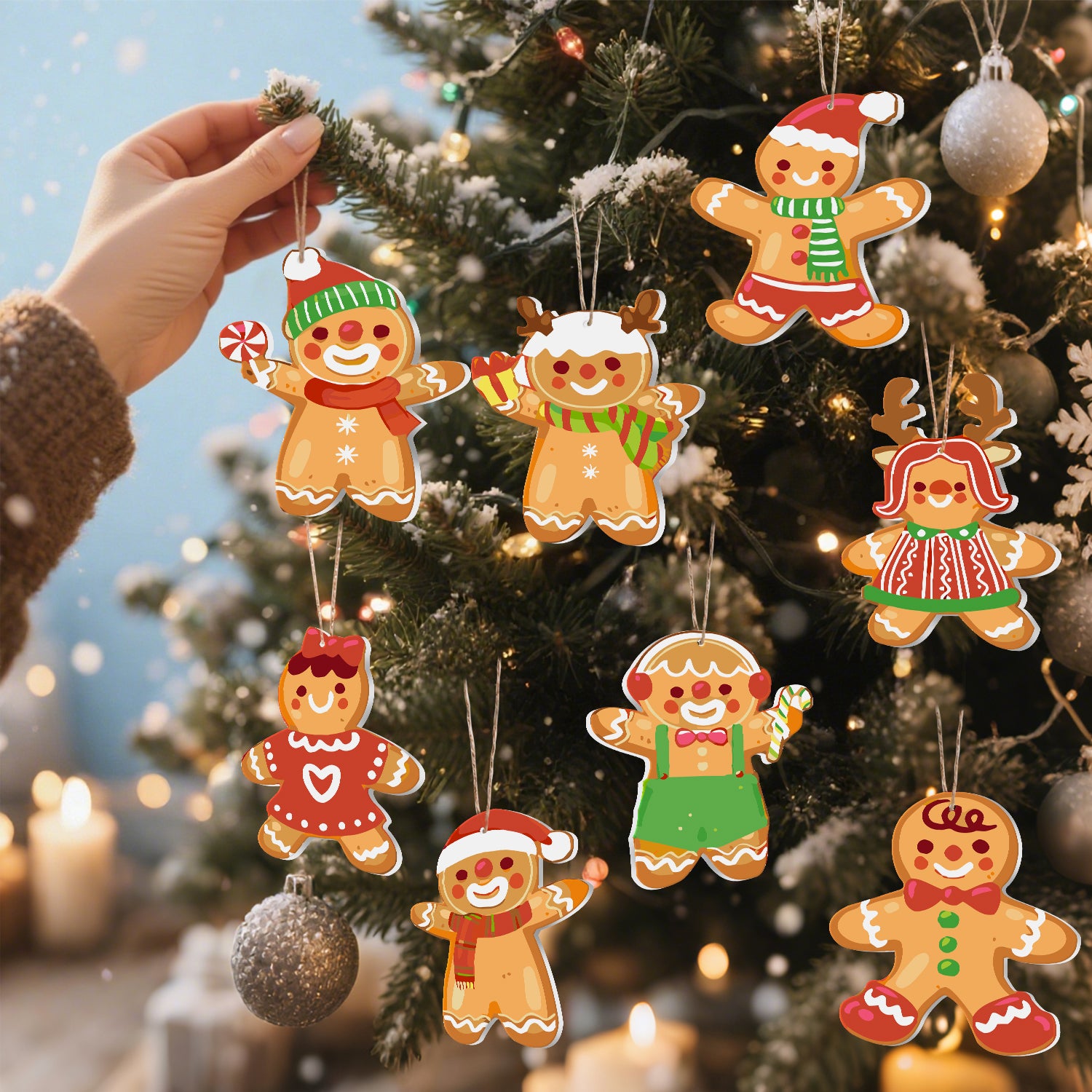 Hand hält ein Lebkuchenmann-Ornament vor einem Weihnachtsbaum mit anderen Ornamenten.