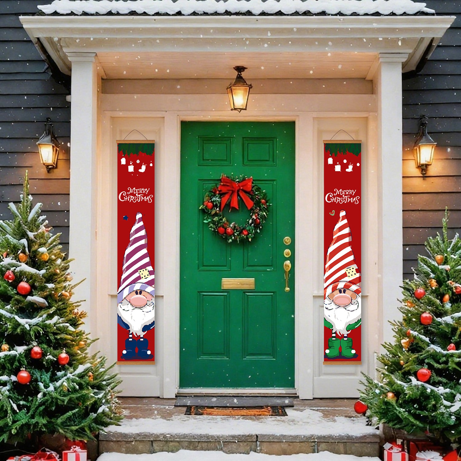 Puerta de entrada decorada con corona navideña y gnomos, flanqueada por dos pancartas rojas con copos de nieve y una puerta verde.