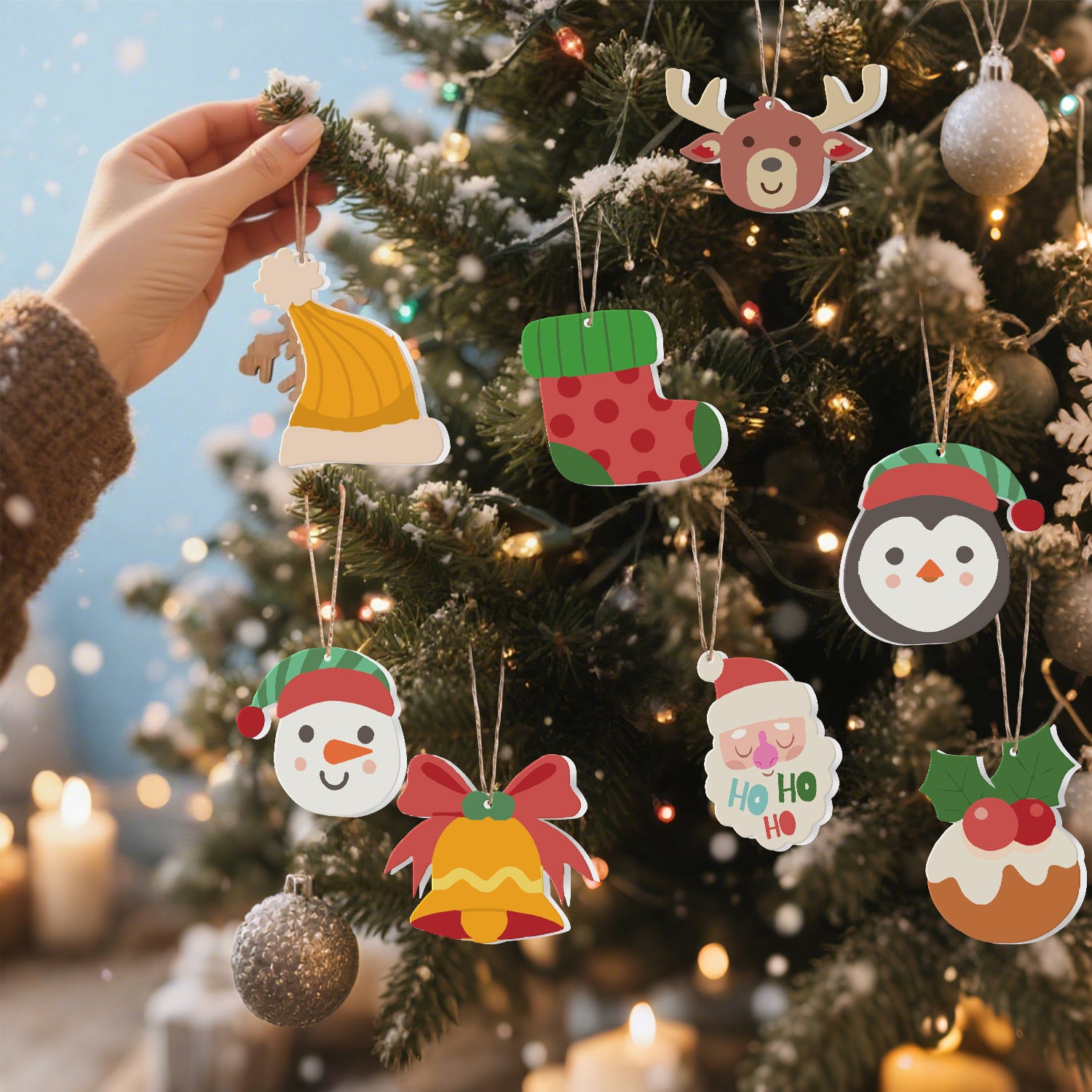 Placer à la main un ornement décoratif sur un arbre de Noël avec d’autres ornements.