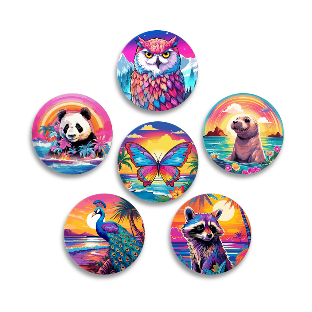 Ein Set aus sechs farbenfrohen Untersetzern zum Malen nach Zahlen, auf denen verschiedene Tiere abgebildet sind, darunter eine Eule, ein Panda, ein Pfau, ein Schmetterling und ein Waschbär.