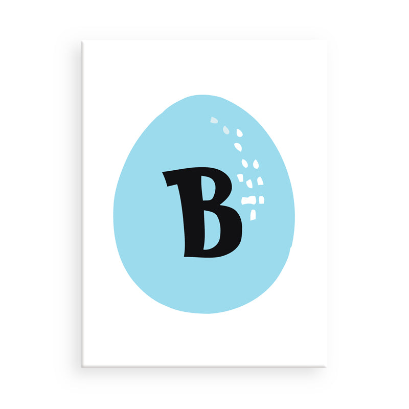 Hellblaues Osterei mit schwarzem Buchstaben „B“ auf weißem Hintergrund
