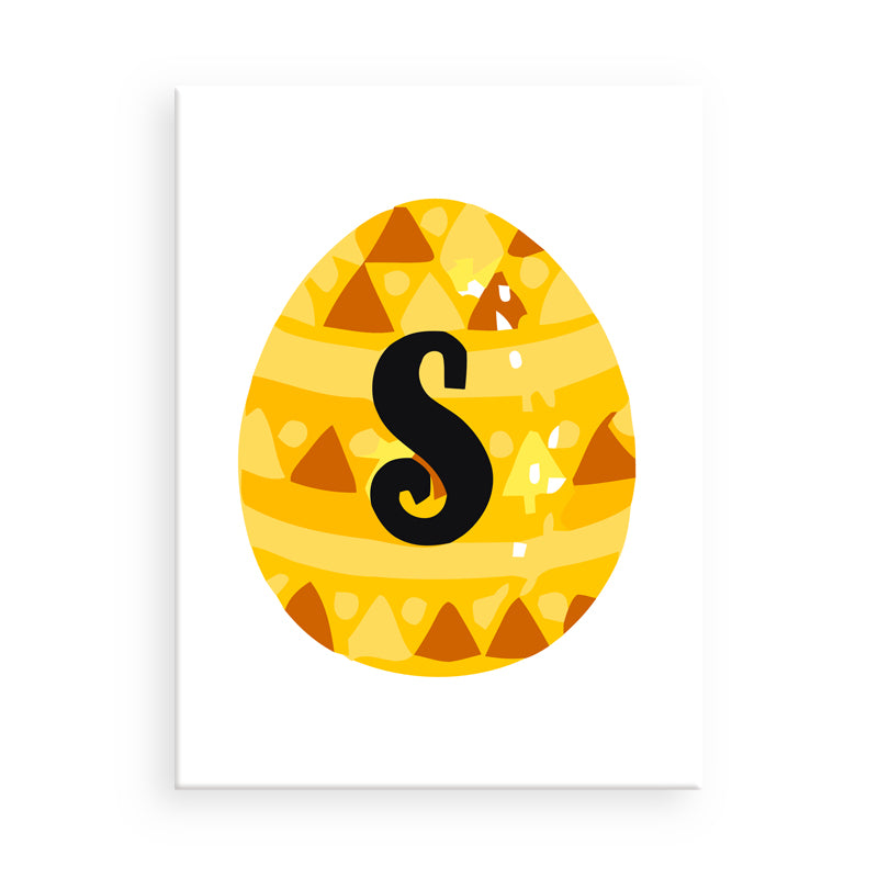 Gelb gemustertes Ei mit schwarzem Buchstaben „S“ auf weißem Hintergrund