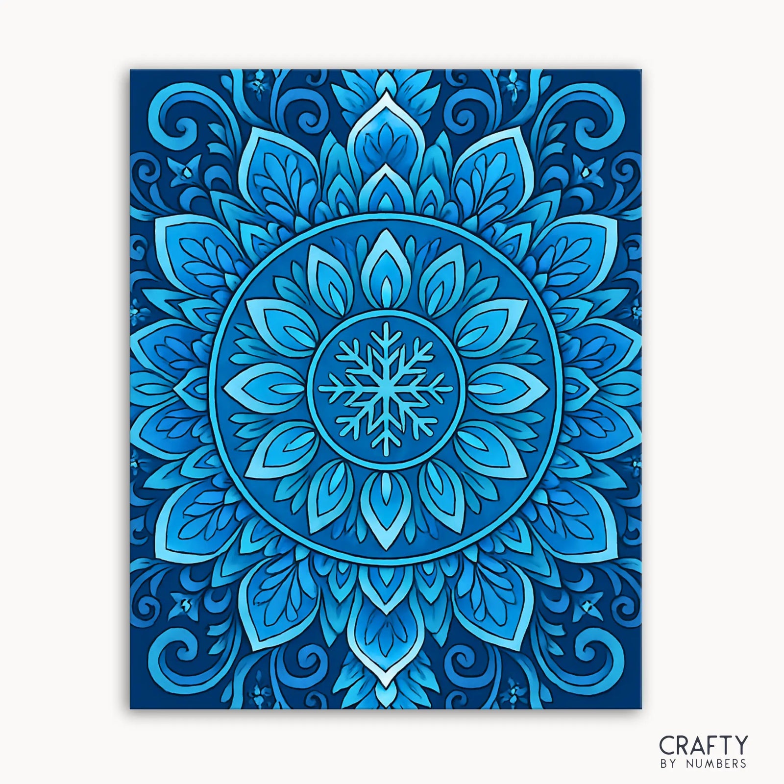 Das Malen-nach-Zahlen-Set „Arctic Spirit Mandala“ enthält ein winterliches Mandala mit sanften Blautönen und eisigen Farbverläufen, das um eine strahlende Schneeflocke zentriert ist