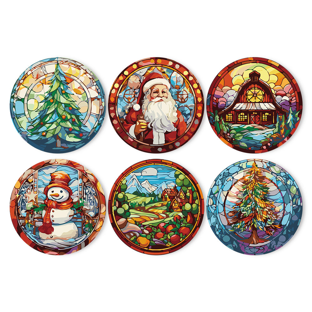 Ein Set aus sechs runden Tischsets mit verschiedenen weihnachtlichen Motiven, darunter Weihnachtsmann, Weihnachtsbäume und Schneemänner, alle in einem farbenfrohen Buntglasstil illustriert.