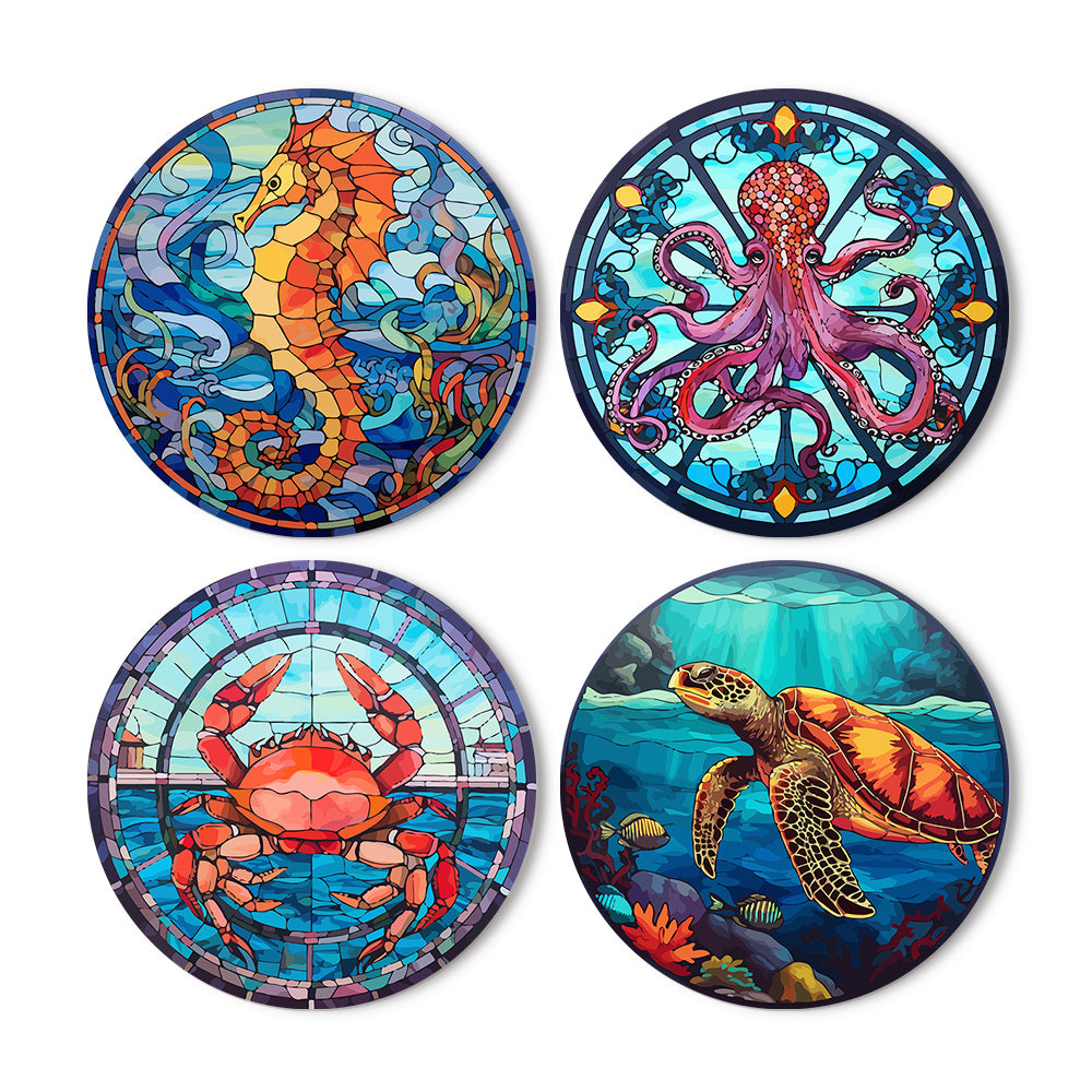 Un juego de cuatro manteles individuales redondos con vibrantes diseños de vida marina, que incluyen un caballito de mar, un pulpo, un cangrejo y una tortuga, cada uno en estilo vidriera.