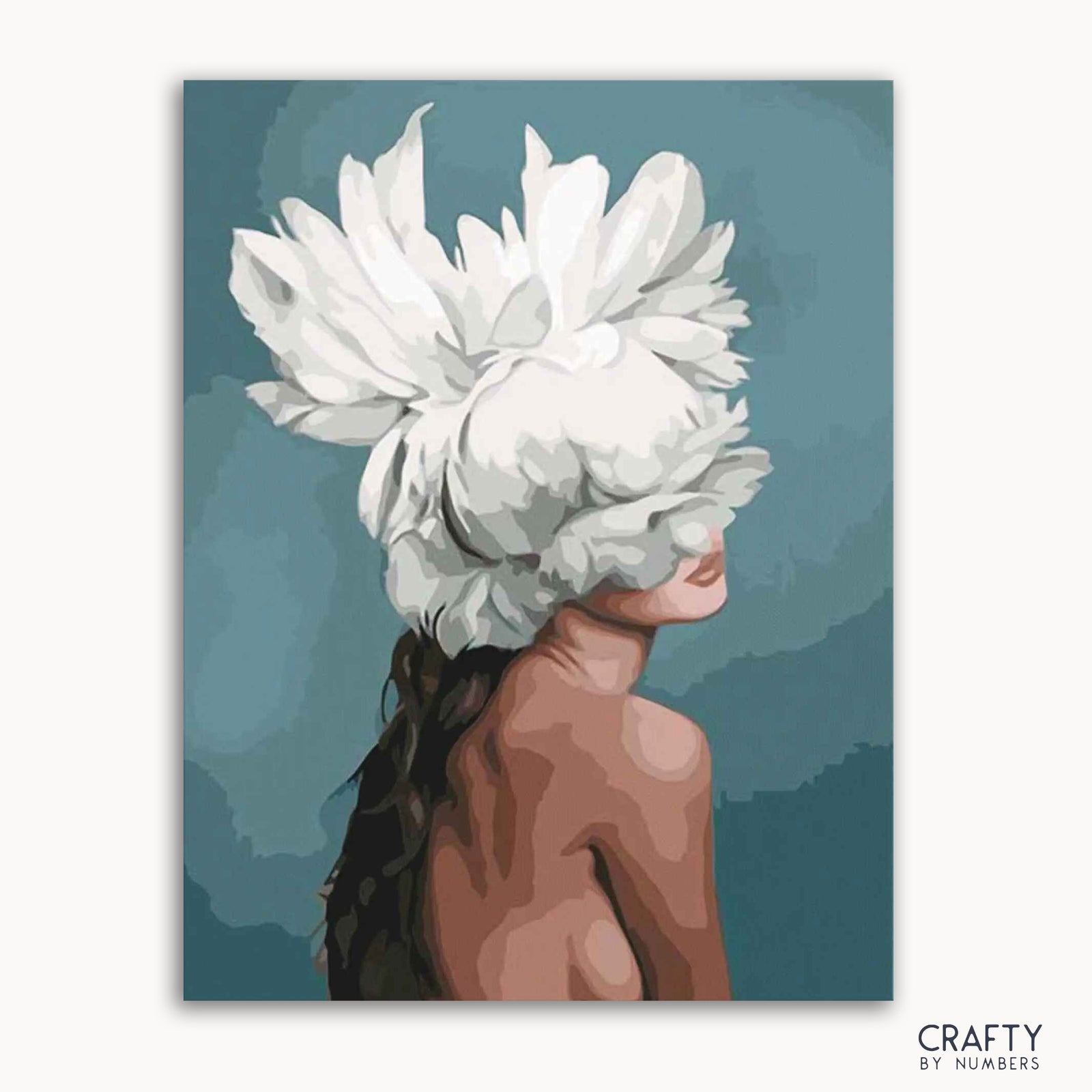 Imagen de un kit de pintura por números que presenta una silueta parcial de una mujer de espaldas, con un tocado de plumas blancas que cubre su cabeza y rostro, sobre un fondo azul.