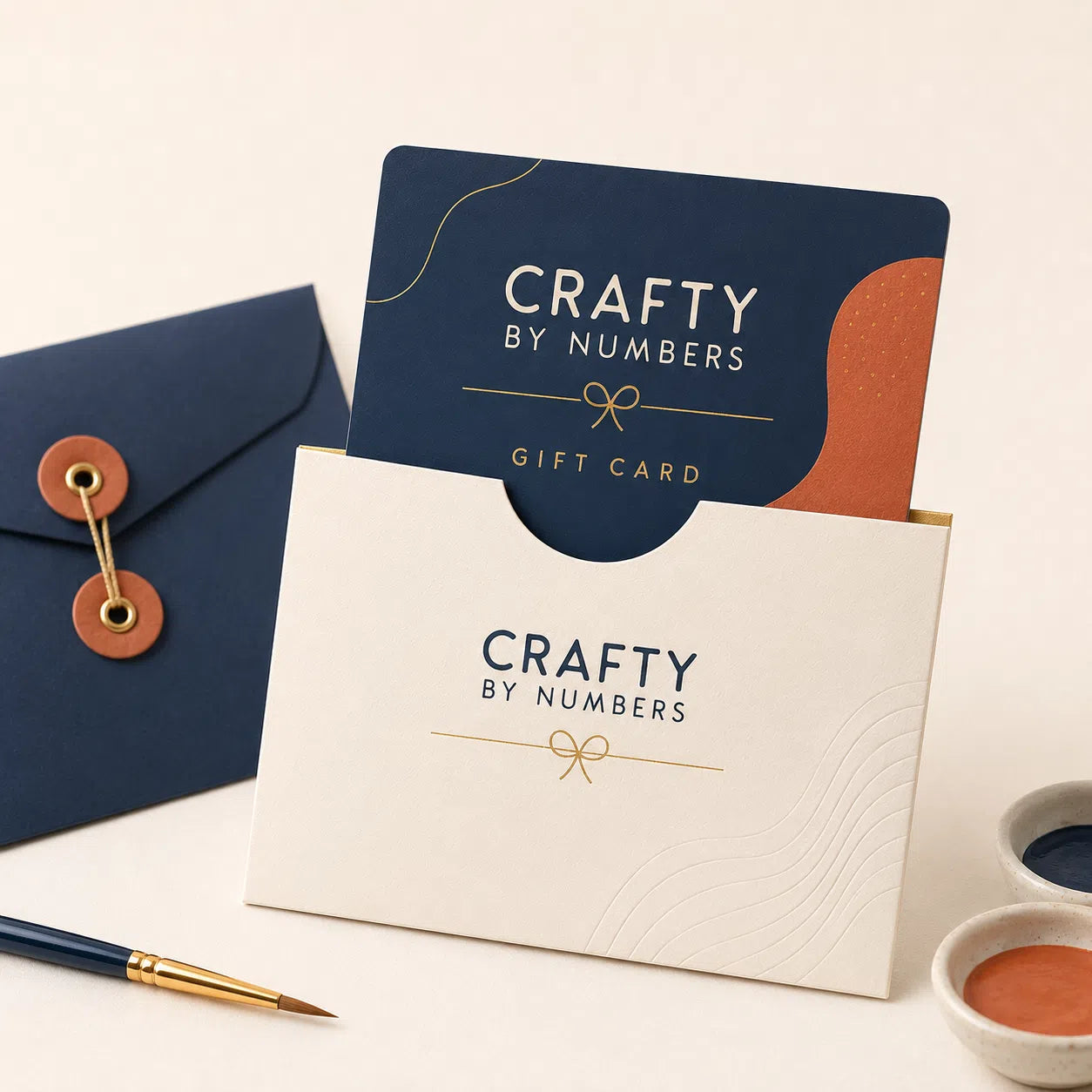 Tarjetero de regalo con la marca 'Crafty by Numbers' sobre un fondo claro