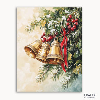 Un kit de pintura por números que representa una escena festiva con cascabeles dorados, follaje verde, frutos rojos y una cinta roja.