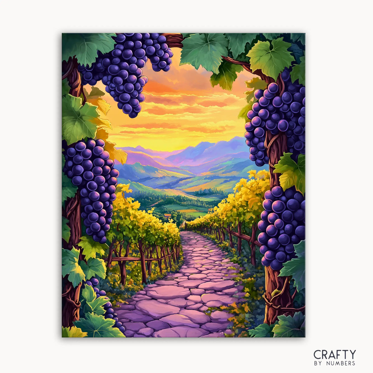 Ein Gemälde, das einen Weinberg mit Sonnenuntergang im Hintergrund, einem Weg, der durch die Weinreben führt, und reifen Weintrauben, die an den Weinreben hängen, zeigt.