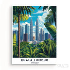 Ein lebendiges Reiseposter, das die Skyline von Kuala Lumpur, Malaysia, mit den berühmten Petronas Twin Towers, umgeben von tropischer Vegetation, zeigt.