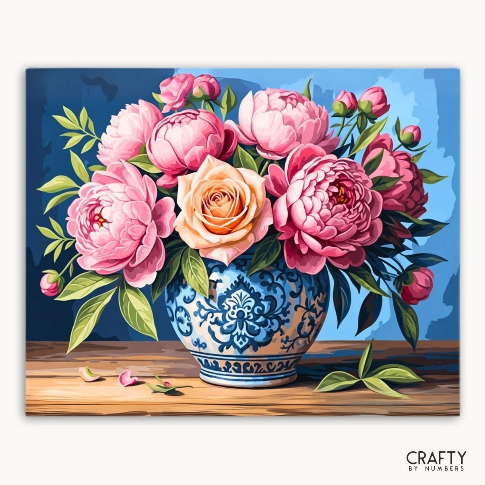 Dekoratives Gemälde einer blau-weißen Vase mit rosa und orangefarbenen Blumen auf einer Holzoberfläche.