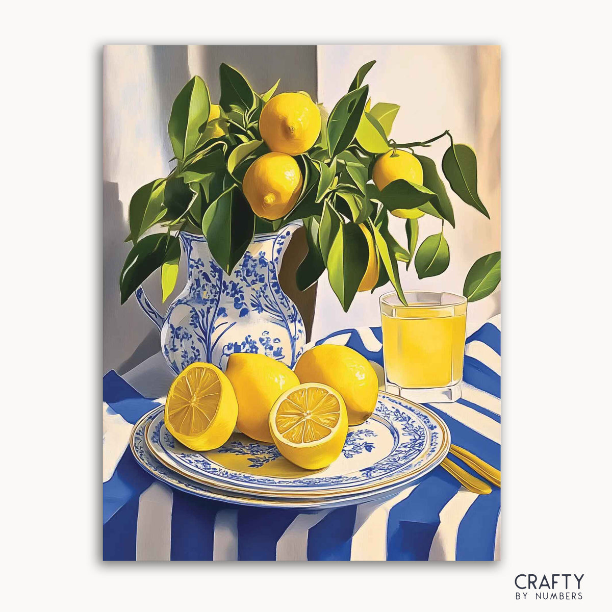 Ein Malen-nach-Zahlen-Setbild mit einer Leinwand mit einem Gemälde eines blau-weißen Porzellankrugs mit Zitronenzweigen, einem Glas Limonade und einem Teller mit Zitronen auf einem gestreiften Tischdeckenhintergrund.