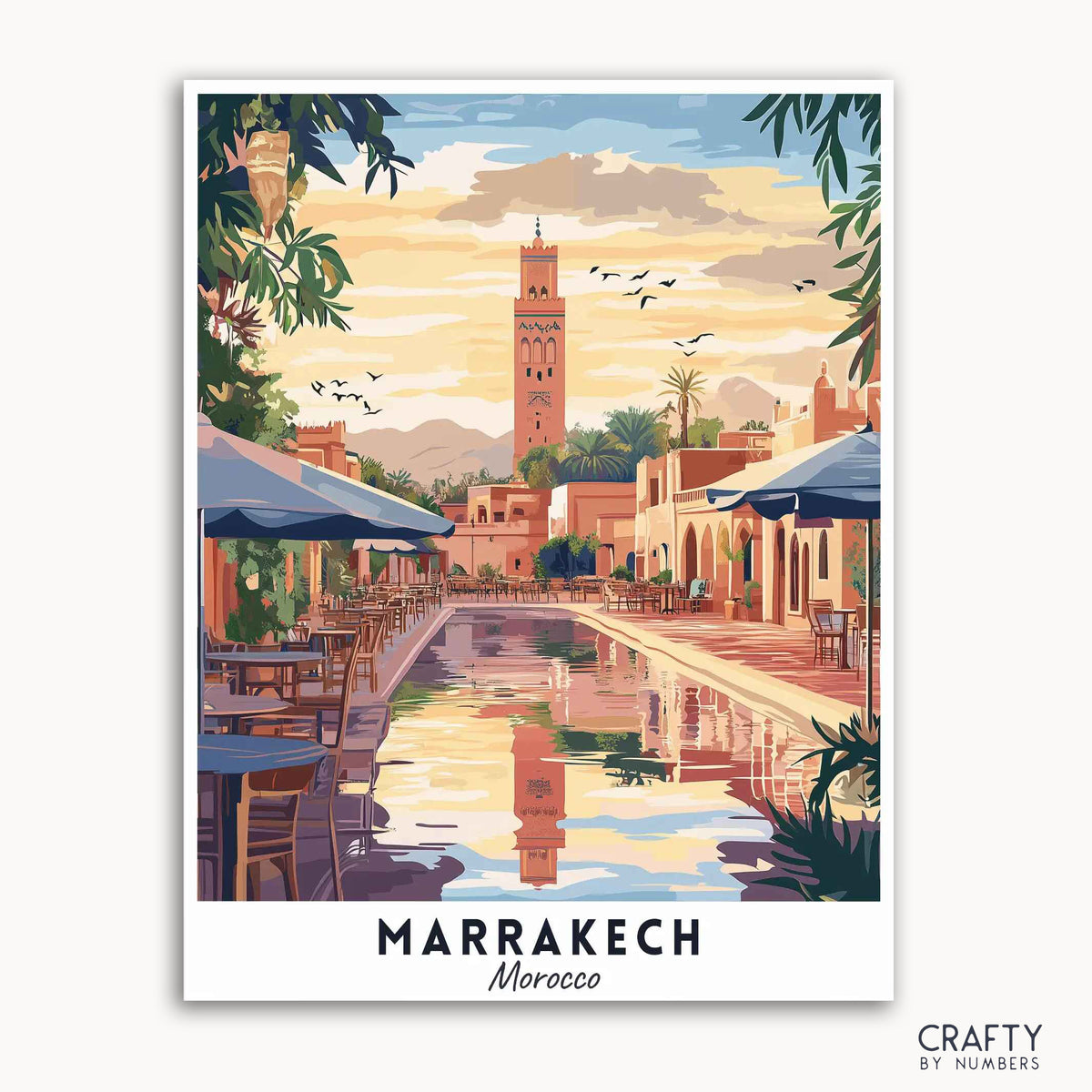 Ein Reiseplakat, das Marrakesch, Marokko, mit der Koutoubia-Moschee und einem lebendigen Sonnenuntergang zeigt, der sich in einem Pool spiegelt, umgeben von Palmen und Marktständen.