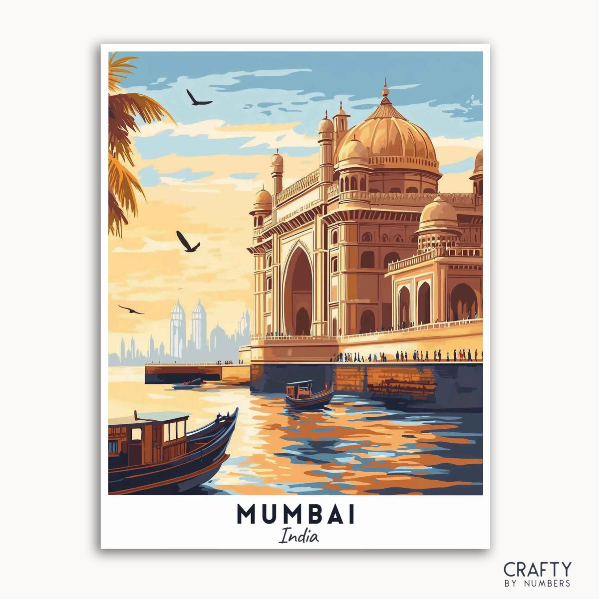 Ein Reiseplakat, das das Gateway of India in Mumbai mit Booten im Hafen und der Skyline der Stadt im Hintergrund zeigt, unter einem blauen Himmel mit fliegenden Vögeln.