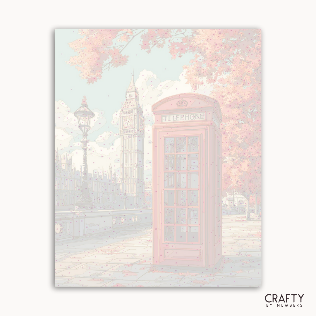 Pastellrosa Telefonzelle mit Kirschblüten im Stadtbild, die Marke „Crafty by Numbers“ ist sichtbar.